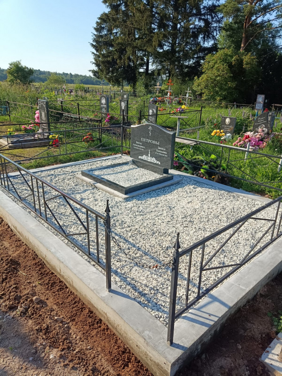 Pamyatnik-i ogradka-na-kladbishche